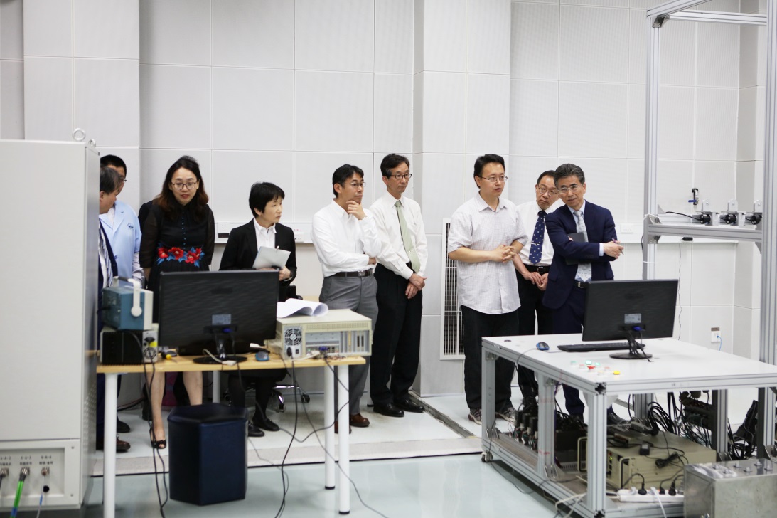 臼田孝一行參觀振動計(jì)量實(shí)驗(yàn)室